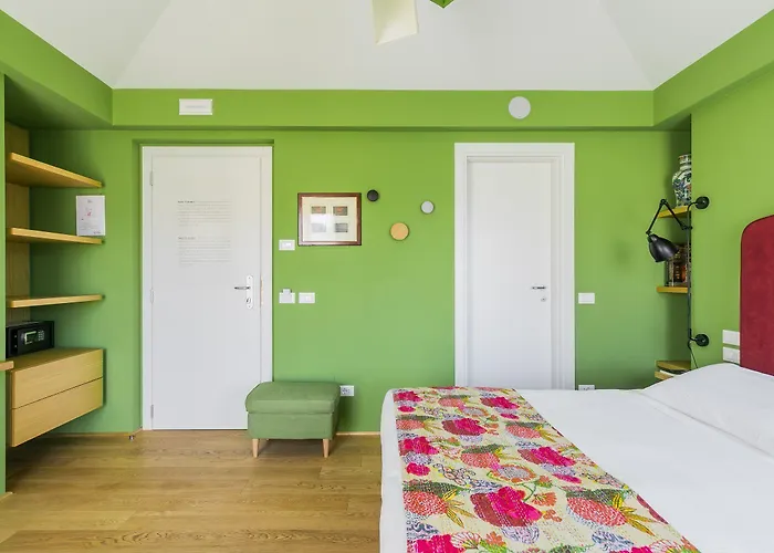 래러티 스위트 게스트하우스 4*